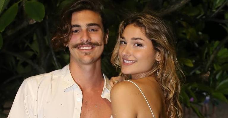 Sasha Meneghel e Bruno Montaleone são flagrados trocando beijos quentes na praia