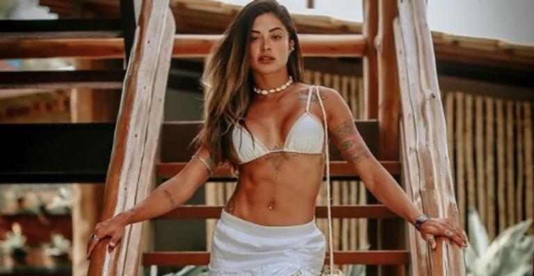 Aline Riscado é flagrada aos beijos com moreno misterioso na praia