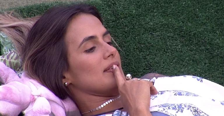 Carolina se irrita com atitude de Hana: ”Não tem nem uma semana para isso”