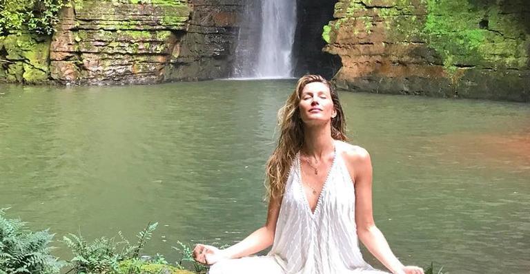 Em noite de eclipse lunar, Gisele Bündchen propõe reflexão