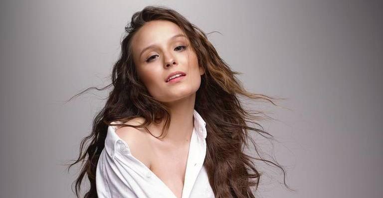 Larissa Manoela encanta ao aparecer abraçada com filhotes e ressalta: ”Adote”