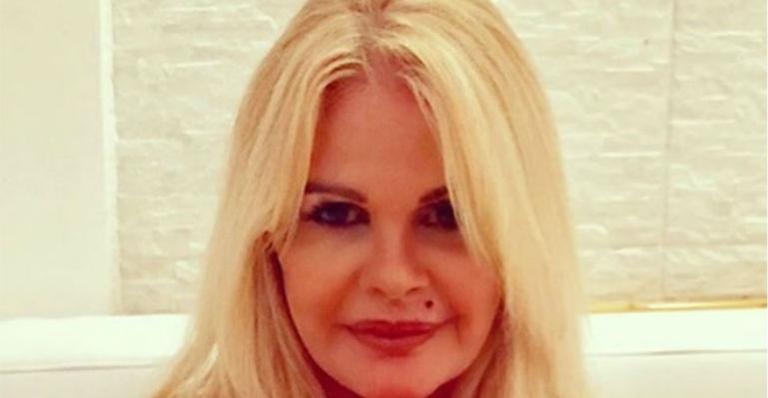 Monique Evans abraça a namorada e se declara: ”Meu amor”