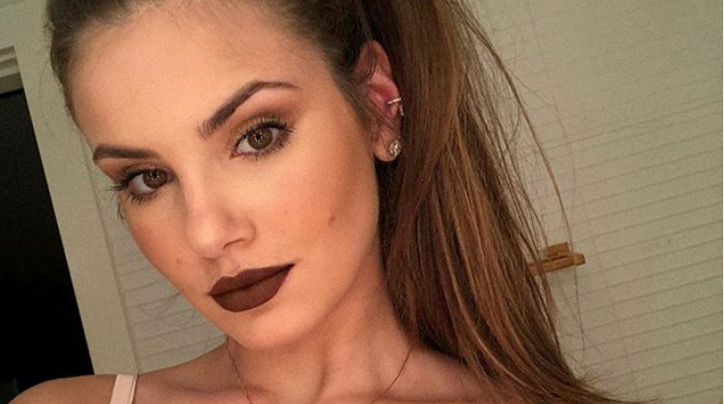 Camila Queiroz exibe silhueta em locação dos sonhos e agita seguidores: ”Nem parece real”