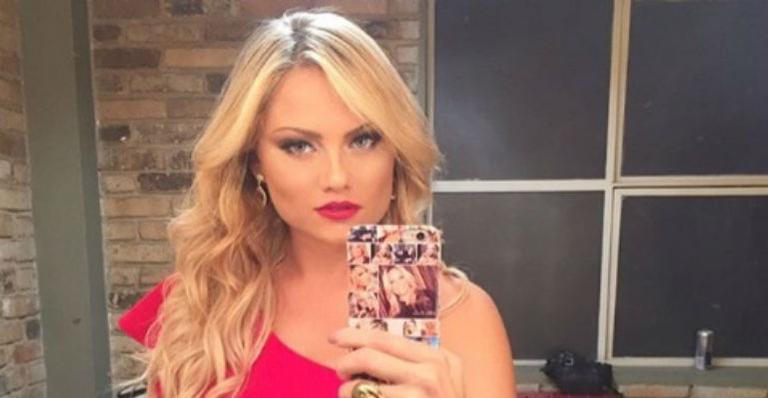 Ellen Rocche posa de lingerie e leva internautas à loucura