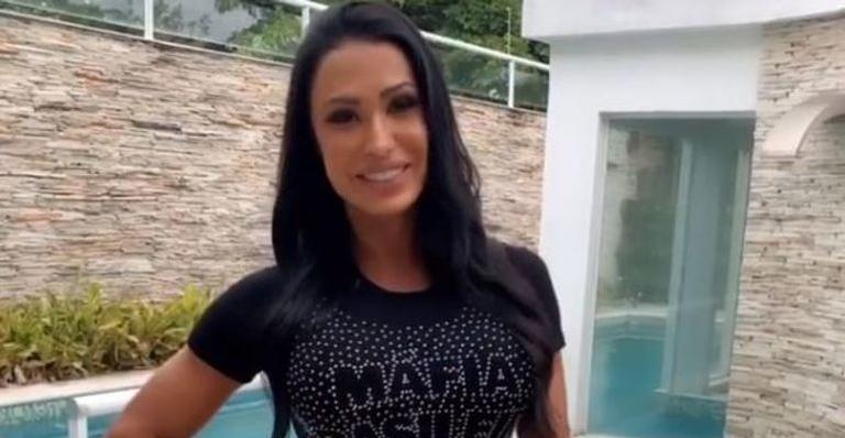 Gracyanne Barbosa posta vídeo com vestido coladinho e detalhe hilário rouba a cena