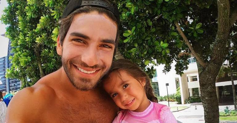 Filha de Deborah Secco, Maria Flor, é flagrada tendo atitude fofíssima e Hugo Moura joga na web