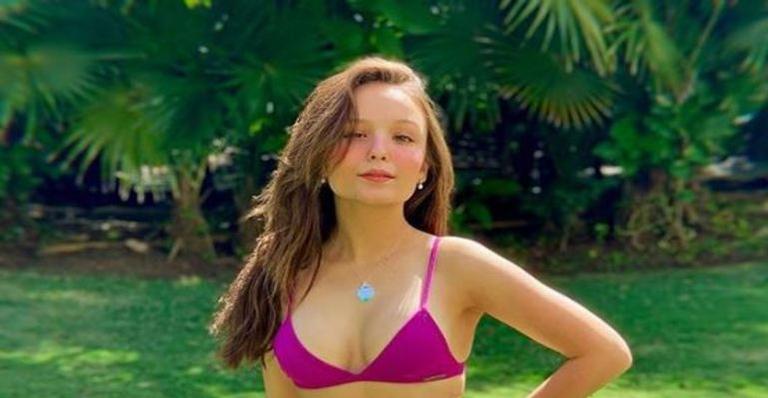 Larissa Manoela exibe bumbum coberto de areia em dia de praia