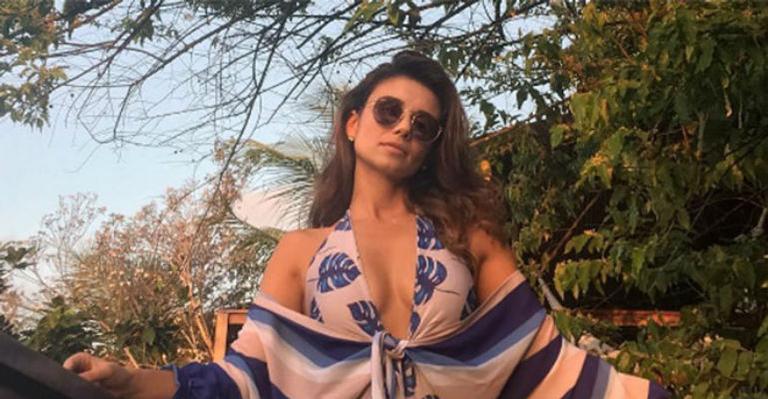 Paula Fernandes toma sol de topless e recebe enxurrada de elogios dos fãs