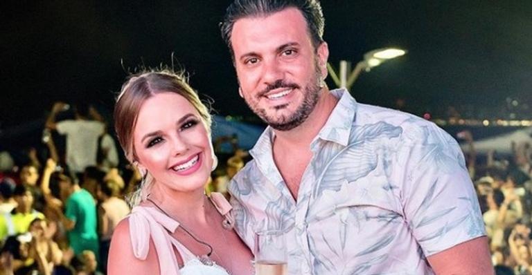 Grávida de 6 meses, Thaeme comemora 4 anos de casamento com Fábio Elias