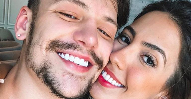 Gabi Brandt, mulher de Saulo Poncio, exibe barriguinha de grávida