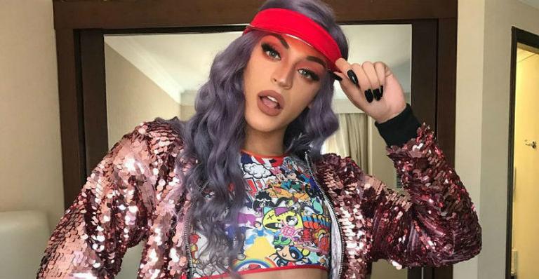 De micro-biquíni, Pabllo Vittar exibe curvas e é chamada de ”mulherão” na web