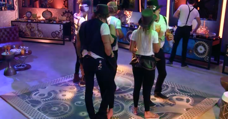 Pegação e propostas para lá de ousadas marcaram a primeira festa na casa do BBB19