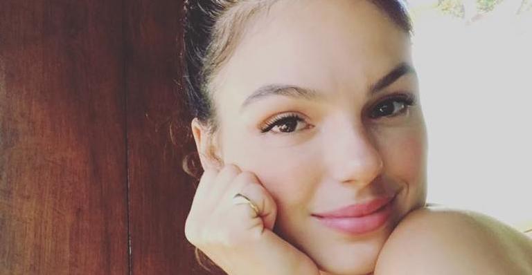 Em clique raro, Isis Valverde posa com o filho, Rael, no colo e encanta ao mostrar detalhe do bebê