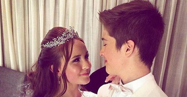 Larissa Manoela dá beijão em ex-namorado durante gravação da novela