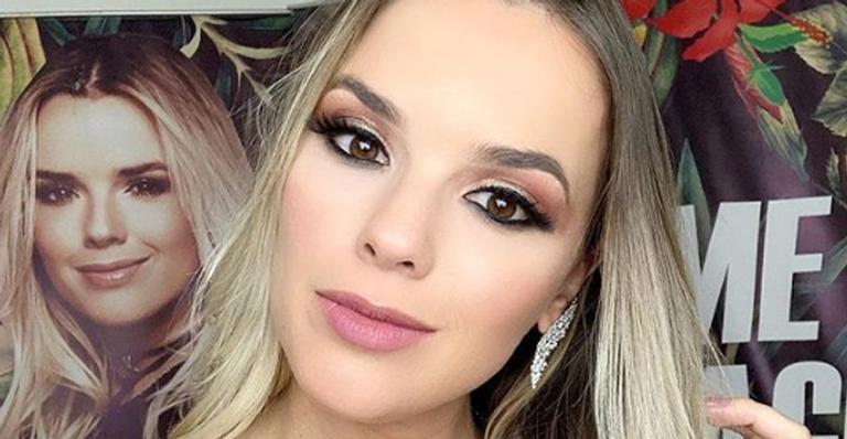 De biquíni, Thaeme Mariôto exibe barriga de grávida e encanta a web