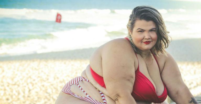 Thais Carla, bailarina plus size de Anitta, bate boca nas redes sociais
