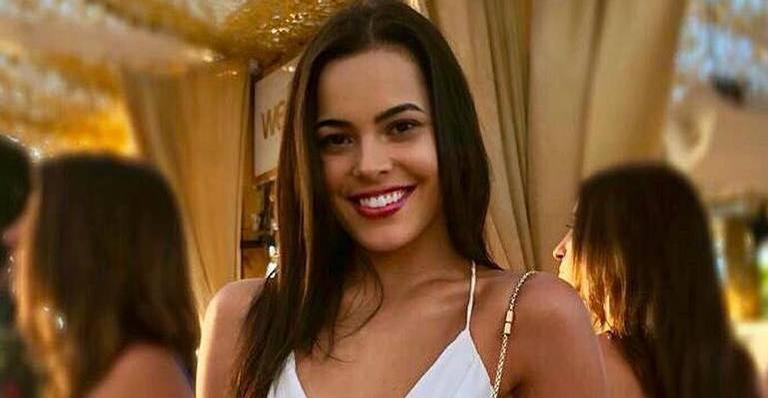 Magérrima, Mayla Araújo, irmã de Emilly, posa só de lingerie vermelha bem sexy e seduz