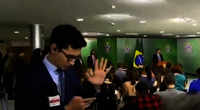 Tv Globo se atrapalha e deixa repórter ‘pistola’ ao vivo durante fala de Jair Bolsonaro
