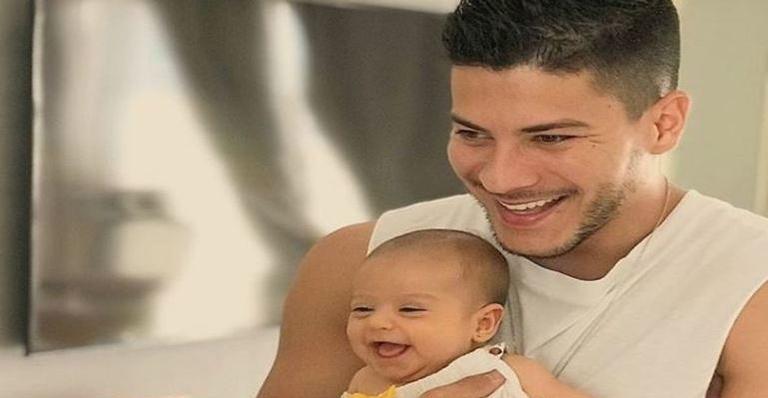 Lançando novo EP, Arthur Aguiar confessa que sua filha Sophia tem sido inspiração para novas canções