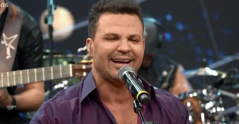 Durante show, Eduardo Costa manda segurança bater em fã: ”Dá uns tapas nele”