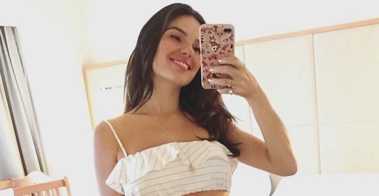 Após dançar muito no camarim, Isis Valverde volta aos trabalhos com look poderosíssimo: ”Rainha”