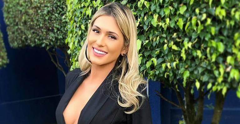 Lívia Andrade esbanja sensualidade na praia e rebate internauta que a chamou de chata