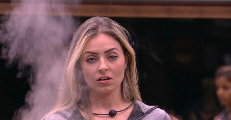 Paula assume que namorou homem bem mais velho quando tinha 13 anos
