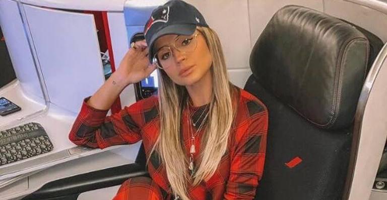 Thássia Naves, blogueira de luxo, aparece com vestido de couro e internautas ficam furiosos