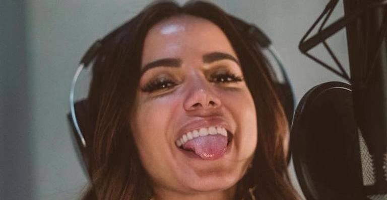 Anitta empina o bumbum usando biquíni mínimo em dia de praia