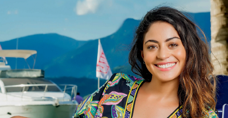 Carol Castro exibe corpão e deixa escapar tatuagem íntima