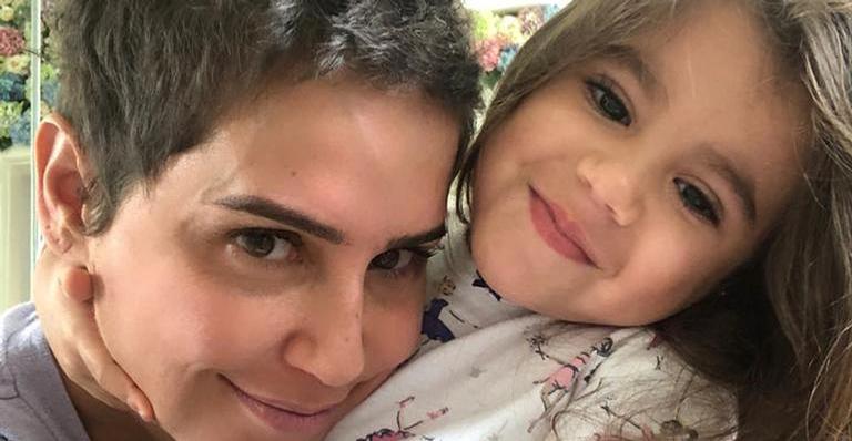Fofura do dia! Maria Flor rouba a cena em passeio com Deborah Secco