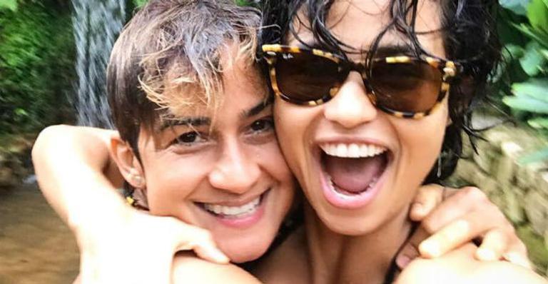 Nanda Costa e Lan Lanh celebram cinco anos de namoro em local paradisíaco