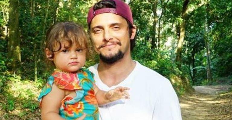 Fofura do dia! Madalena tem reação fofíssima ao ganhar presente de Bruno Gissoni