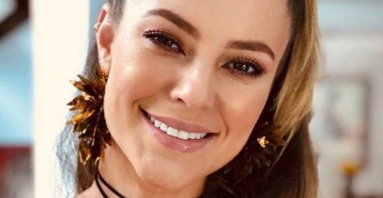 Paolla Oliveira renova o bronzeado fazendo pose sexy: ”Estouro de mulher”