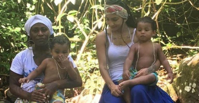 Pepê, da dupla com Neném, posa com esposa e filhos gêmeos em terreiro de candomblé