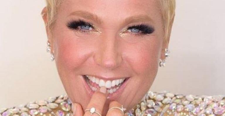 Xuxa Meneghel surge com camiseta transparente na praia: ”Rio 40 Graus”