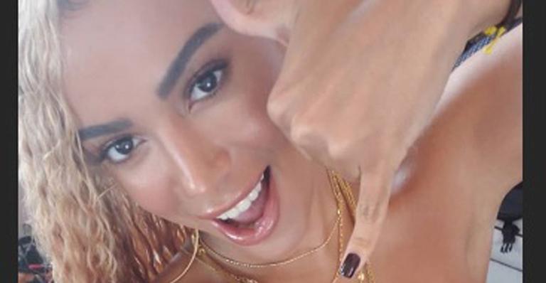 Anitta aparece loira e de tapa-seios em gravação de novo clipe em Salvador; Veja as fotos!