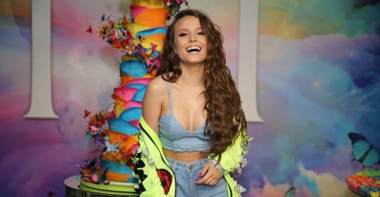Larissa Manoela se empolga ao fazer quadradinho em sua festa de 18 anos