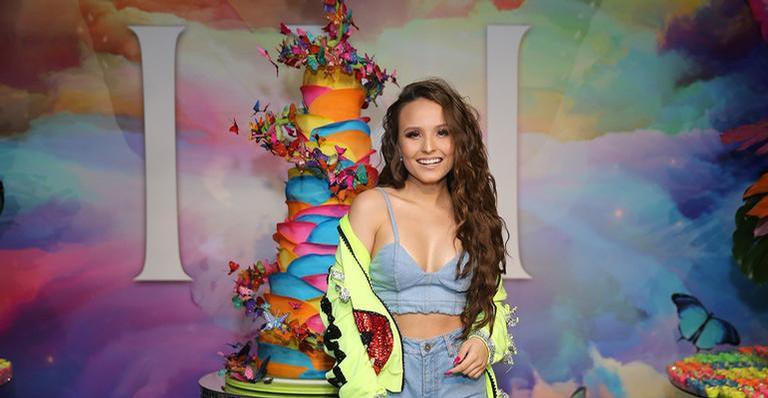 Sem Leo Cidade, Larissa Maneola cai no choro em sua festa de 18 anos