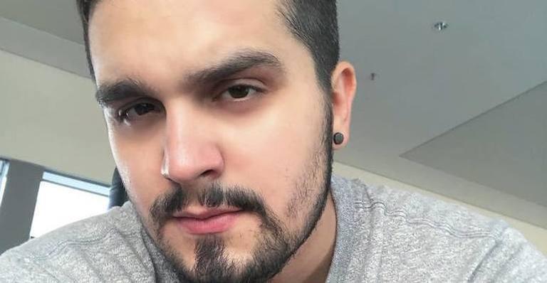 Em clique raro, Luan Santana aparece agarradinho com namorada e faz declaração emocionante