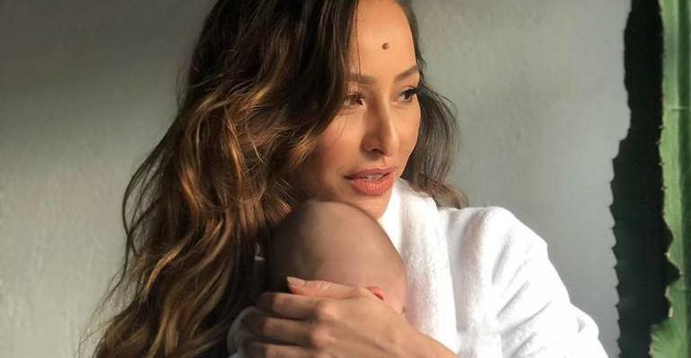Com trabalho a mil, Sabrina Sato mostra hora de chamego com Zoe: “Momento mais feliz do meu dia”