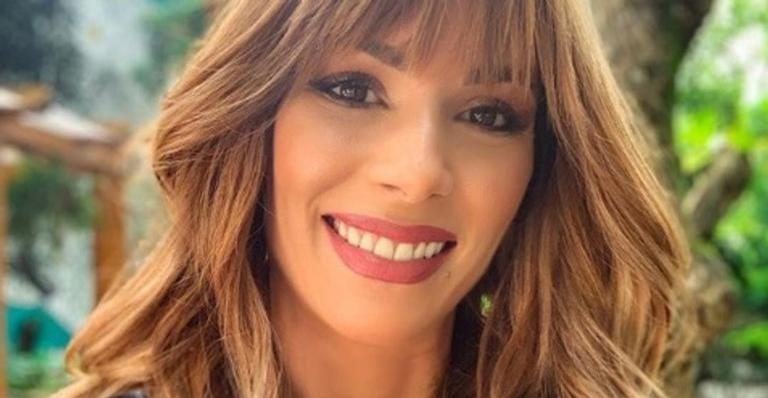 Ana Furtado e filha se agasalham no calor intenso no Rio de Janeiro