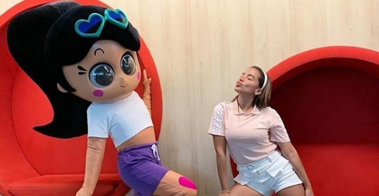 Anitta surpreende fã mirim ao presenteá-la com bolo de aniversário do ‘Clube da Anittinha’