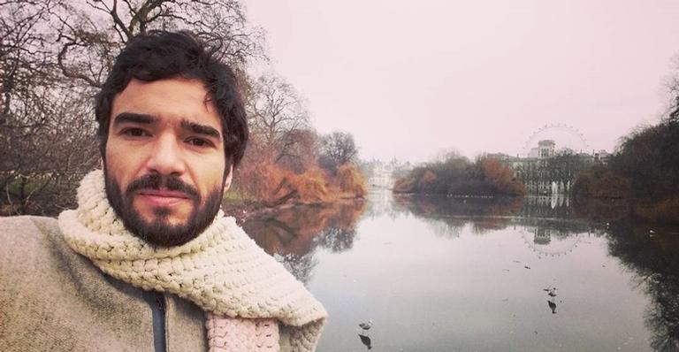 Caio Blat compartilha foto em clima de romance ao lado da amada e seguidora se confunde