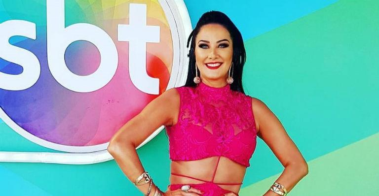 Helen Ganzarolli ousa no decote e arranca suspiros na internet