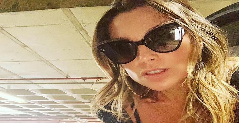 Flávia Alessandra esquenta a temperatura com decote vertiginoso de biquíni