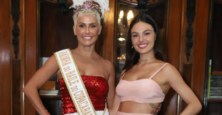 Isis Valverde passa a faixa de rainha do Baile do Copa para Deborah Secco