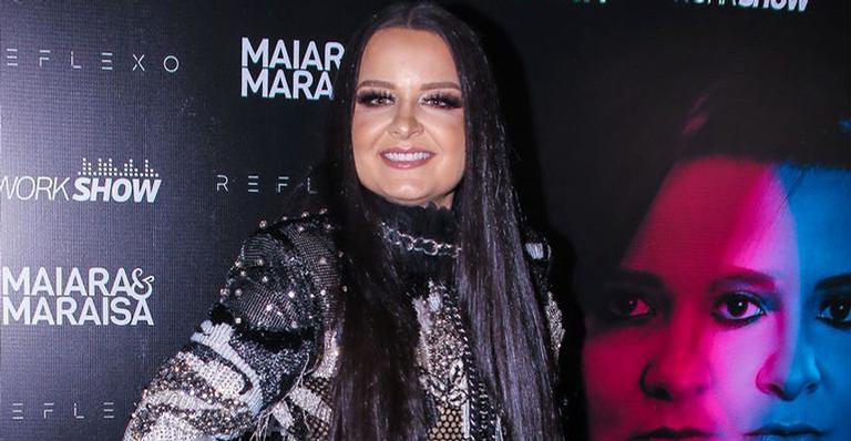 Maiara, dupla com Maraisa, se diverte com sertanejo Henrique na piscina