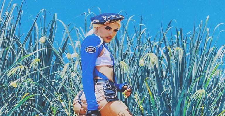 Pabllo Vittar vira nota de R$ 100 e abusa da sensualidade com look ousado em novo clipe