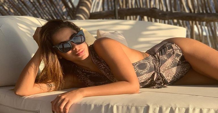Anitta ousa no decote durante banho de sol e impressiona internautas